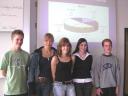 Sch&uuml;lergruppe mit der Pr&auml;sentation