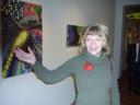 Annette Weyer-Noll weist auf das Bild von Galina Wiebe â€œGroÃŸstadtâ€