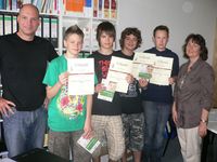 von links: Schulleiter Fahrenkamp, Yannik und Marcel Schlepper, Fynn Lubbers, Jerome Riedel und P. schrÃ¶der