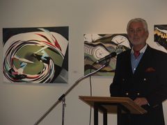 AusstellungserÃ¶ffnung durch Wolfgang Redeker (Stiftung fÃ¼r Lippe) - im Hintergrund einige Bilder von SchÃ¼lern des HVG
