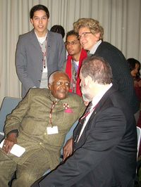 Desmond Tutu mit Delegierten. Links Antonin Salice-Stephan Desmond Tutu mit Delegierten. Links Antonin Salice-Stephan