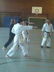 Demonstration von Grundtechniken. Rechts A. Modl
