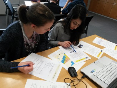 Foto Sch++lerinnen bei theoretischer Arbeit